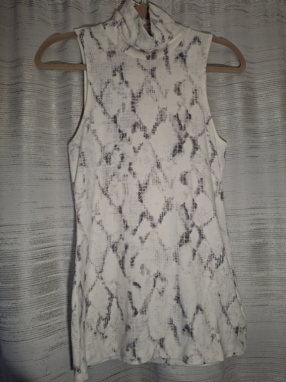 Sleeveless Mock Neck Snake Print Top - White/Gray